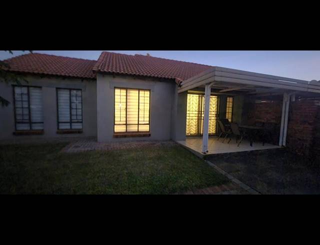 2 BEDROOM TOWNHOUSE FOR SALE IN MONAVONI